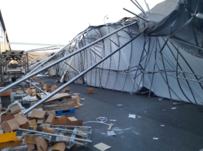 * 본건 목적물 주변 철골구조 천막 전경