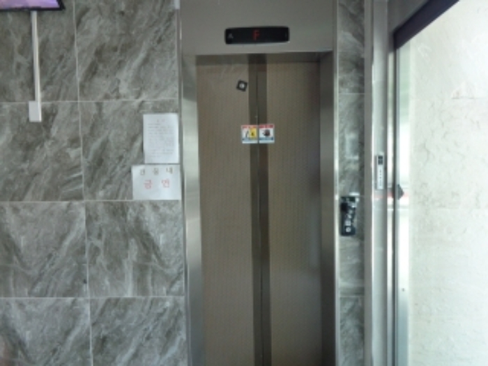 [목록 2] 지상 1층 주택 공동출입구 앞 엘리베이터의 모습 