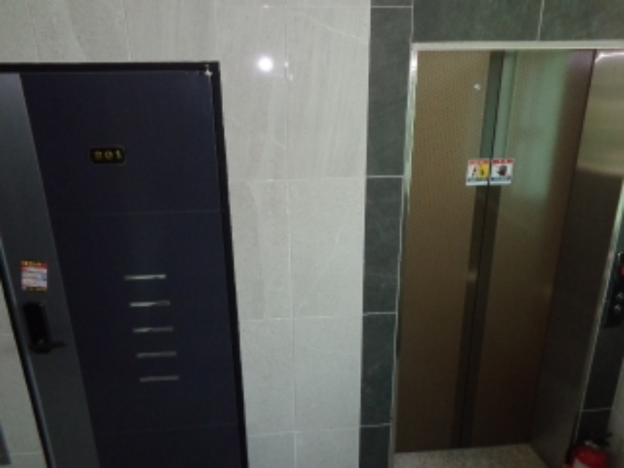 [목록 2] 지상 2층 엘리베이터 앞의 모습 