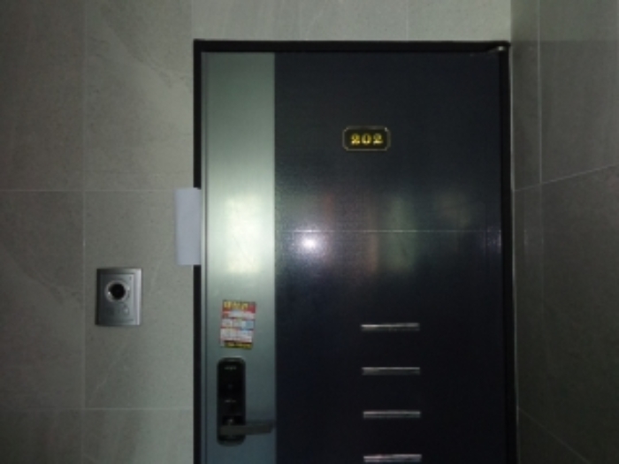 [목록 2] 지상 2층 201호 현관출입문 모습