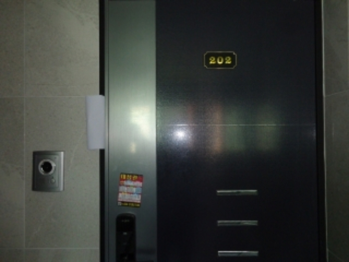 [목록 2] 지상 2층 202호 현관출입문 모습(안내문 부착)