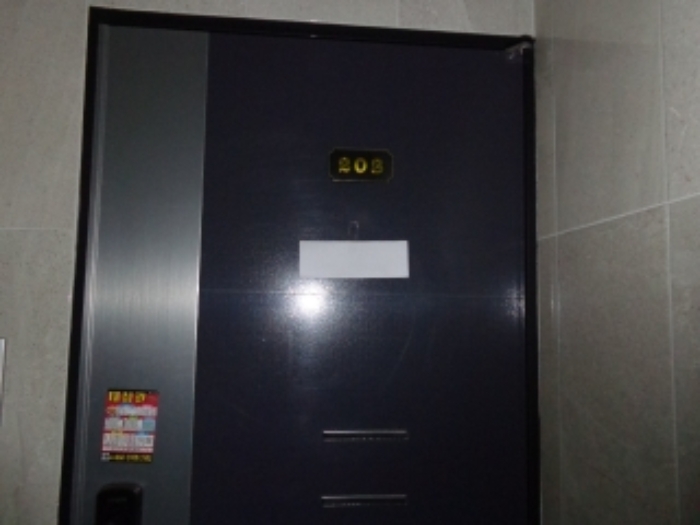 [목록 2] 지상 2층 203호 현관출입문 모습(안내문 부착)