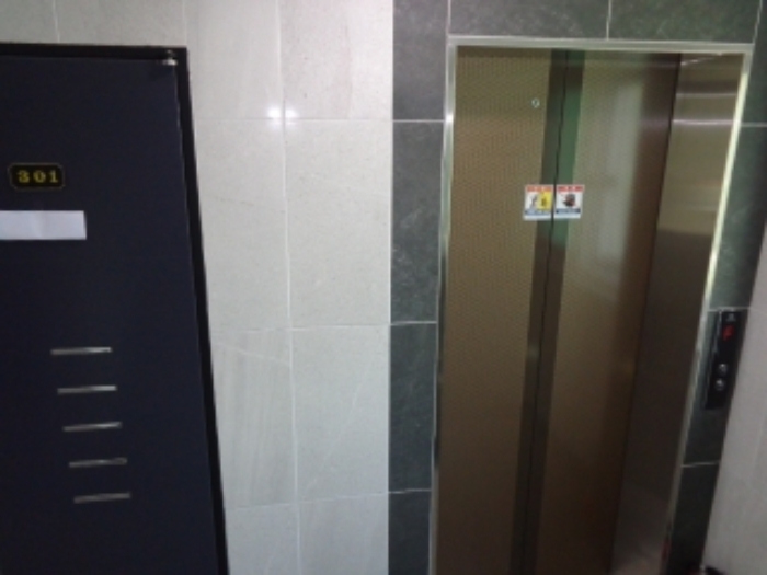 [목록 2] 지상 3층 엘리베이터 앞의 모습 