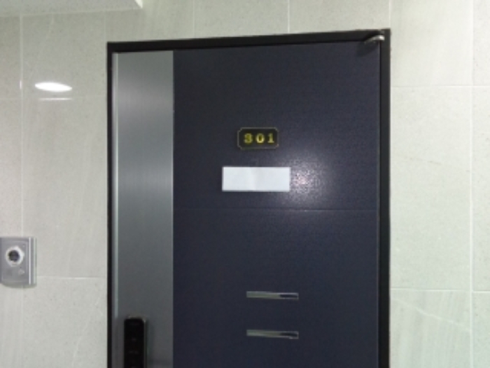 [목록 2] 지상 3층 301호 현관출입문 모습(안내문 부착)