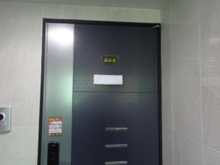 [목록 2] 지상 3층 302호 현관출입문 모습(안내문 부착)