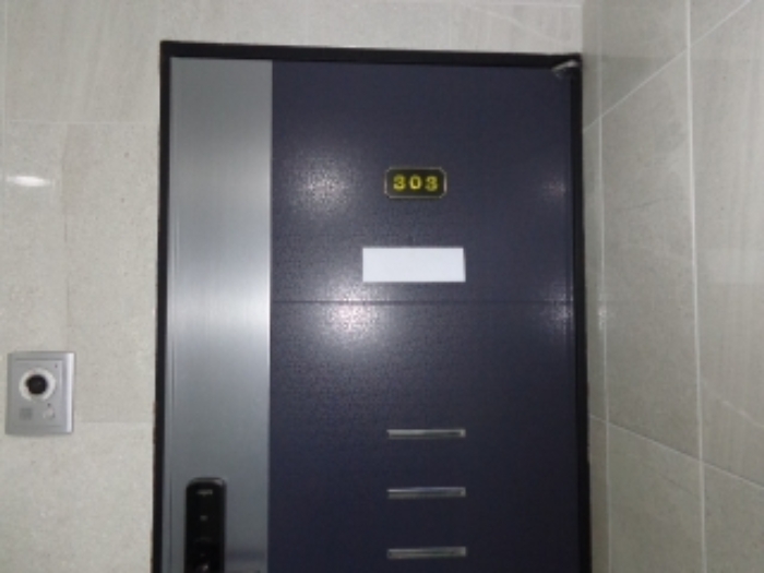 [목록 2] 지상 3층 303호 현관출입문 모습(안내문 부착)