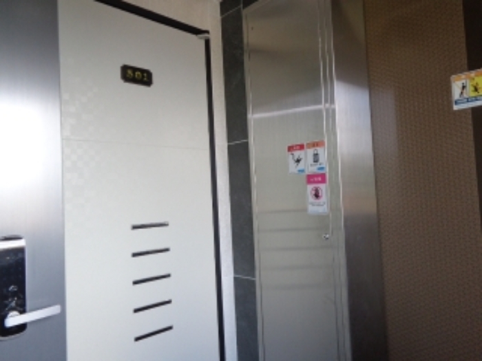 [목록 2] 지상 4층 엘리베이터 앞 및 501호 현관출입문의 모습 