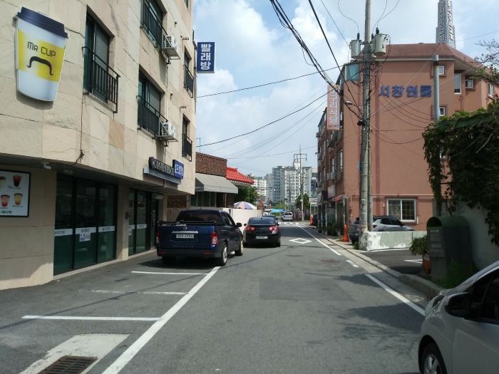 본건 남동측 도로 및 주변 전경 1