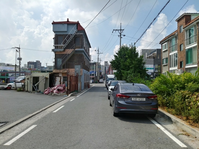 본건 남동측 도로 및 주변 전경 2