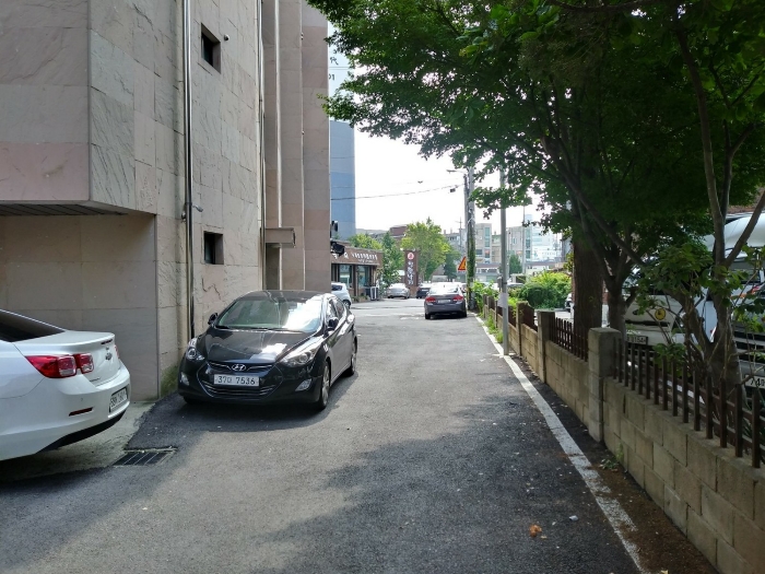 본건 서측 도로 전경