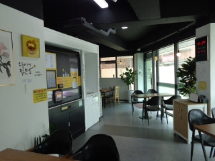 [목록 2] 지상 1층 상가 내부의 모습(감성카페 컨비니언스로 운영되는 곳) 