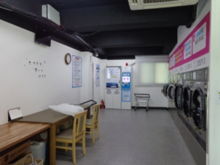 [목록 2] 지상 1층 상가 내부의 모습(셀프빨래방으로 운영되는 곳) 