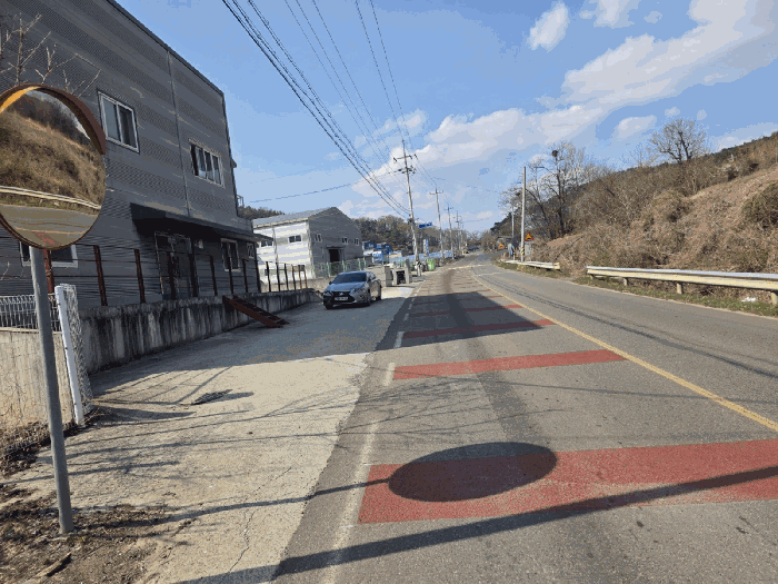 본건(일련번호1,2) 토지 동측으로 접한도로 전경