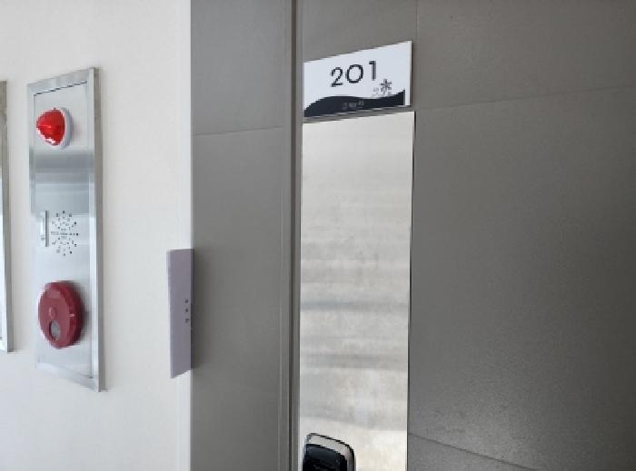 본건 2 전경 -2층 임차인 권리신고 안내문 남김