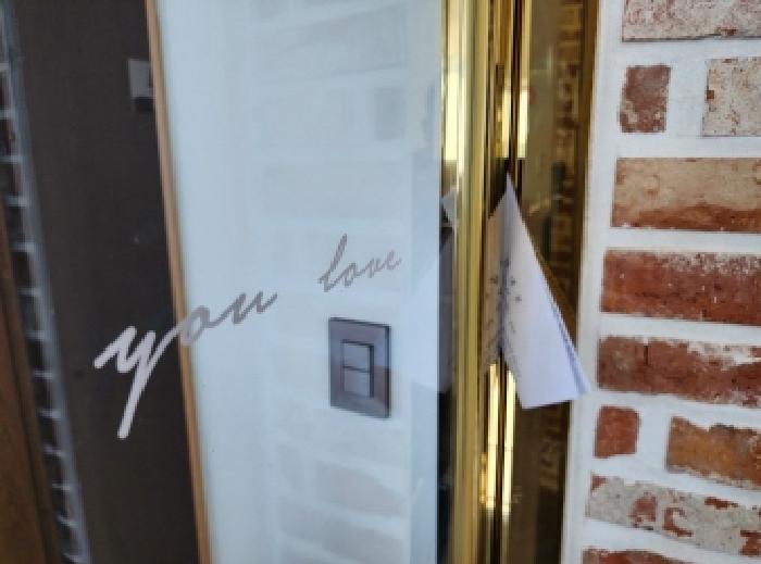 본건 2 전경 -4층 임차인 권리신고 안내문 남김