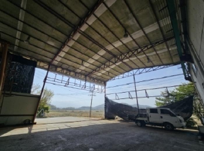 목록 3번 목적건물 동측에 연접한 제시외 단층건물(경량철골조 비닐천막지붕,작업장)