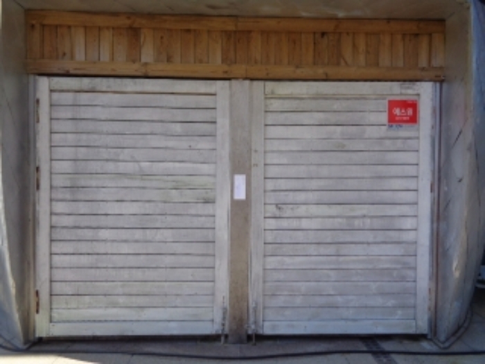 소재지5.(평화로 2157) 제시건물(5-1) 1층 출입문 및 안내문 부착사진