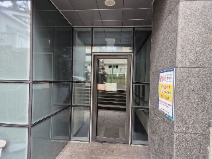 - 본 호(연동10길 16, 디오션시티2차) 건물 공동출입문