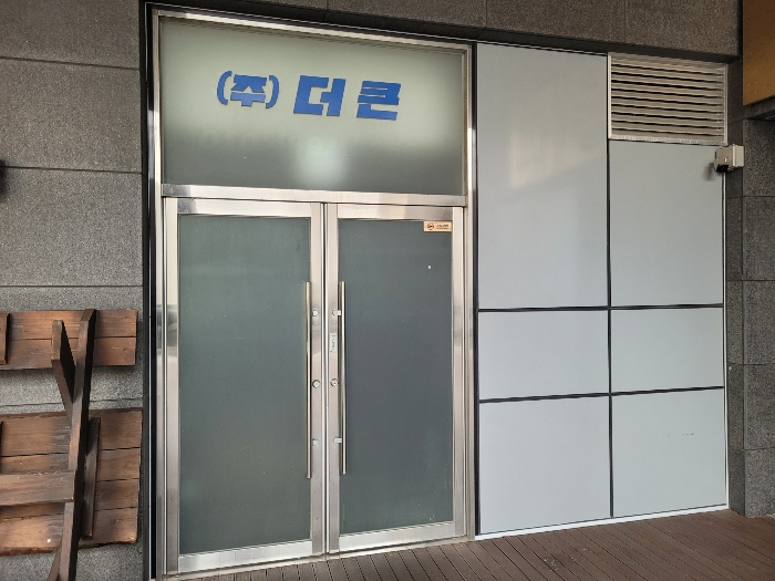 본건 출입문(기호 1)