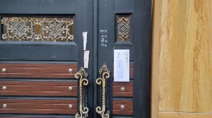 소재지2(조와로5길 33-8 제101동) 제시 건물 출입문에 부착한 안내문