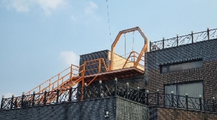 소재지2(조와로5길 33-8 제101동) 제시 건물 옥상층에 소재한 철구조물