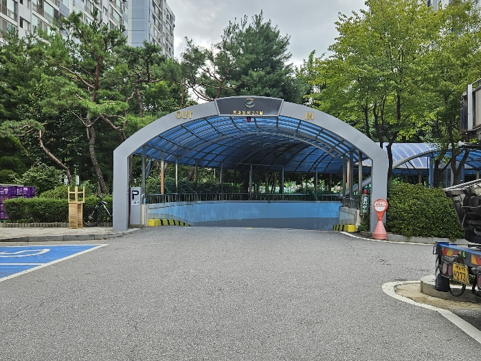 지하 주차장 출입구