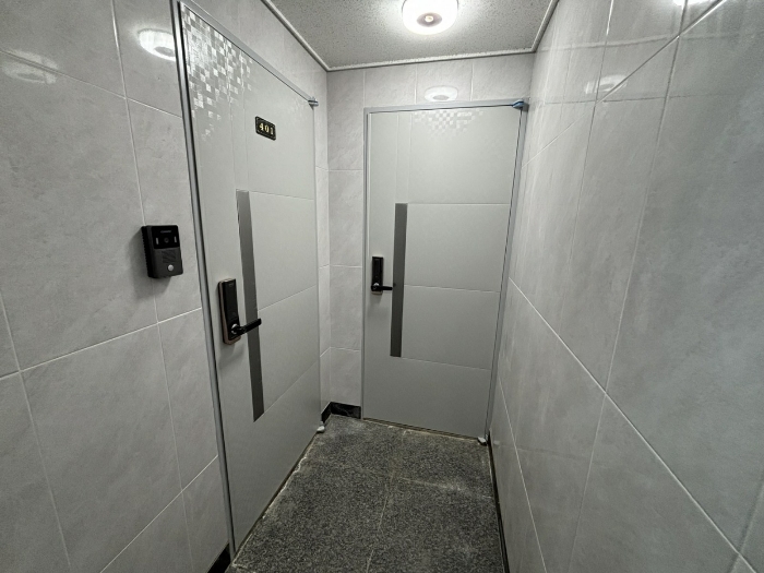 통칭 402호 출입문