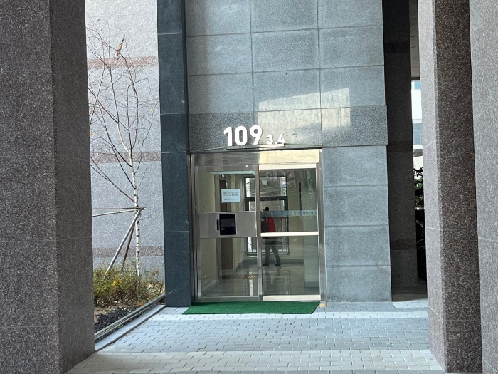 대상물건 소재 건물 
출입문 전경