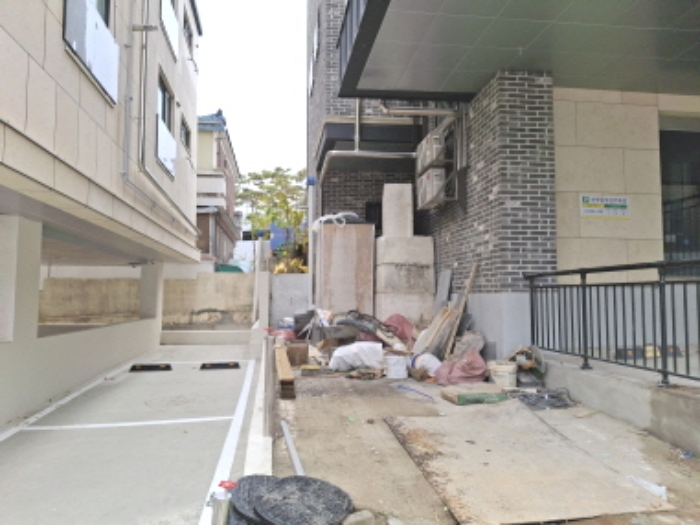 건물 좌측 모습