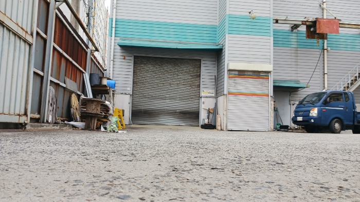 본건5 창고 앞 마당 근경