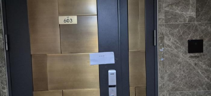 점유세대 출입문(현황조사 안내문 부착)