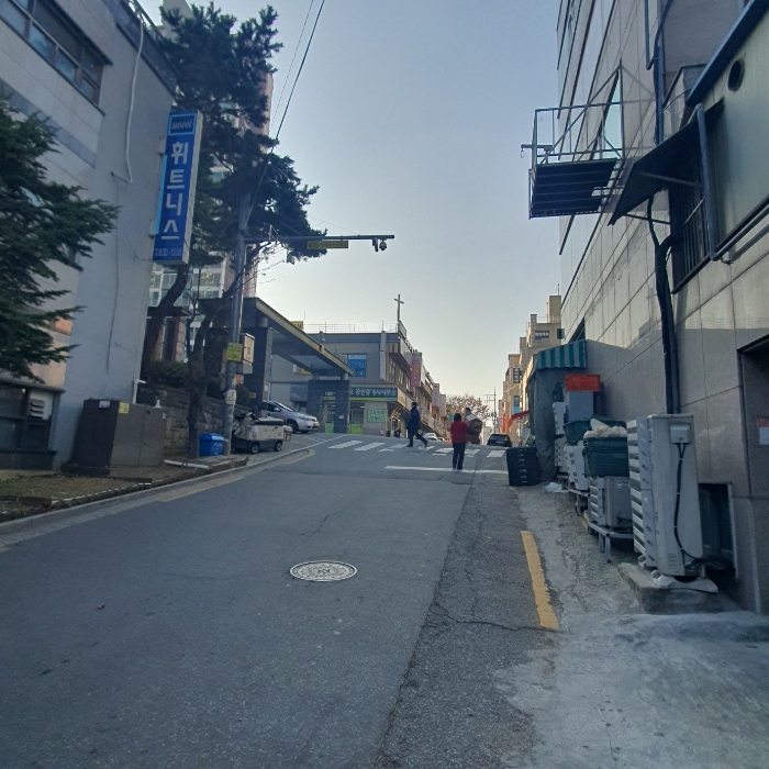 본건 단지 북서측 인접도로 주위환경