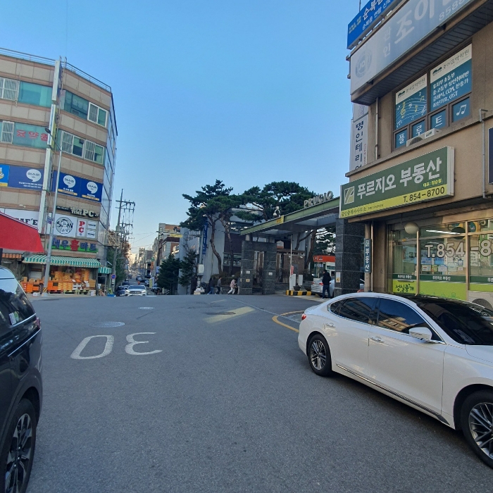 본건 단지 북서측 인접도로 주위환경