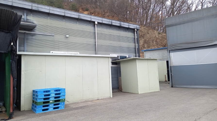 제시외4 창고 및 제시외5 정관