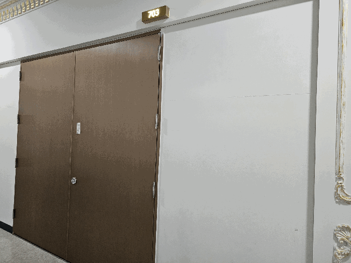 < 본건 출입문 >‘><br /><img src=