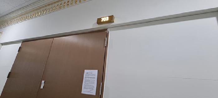 본건 출입문(안내문 게시)