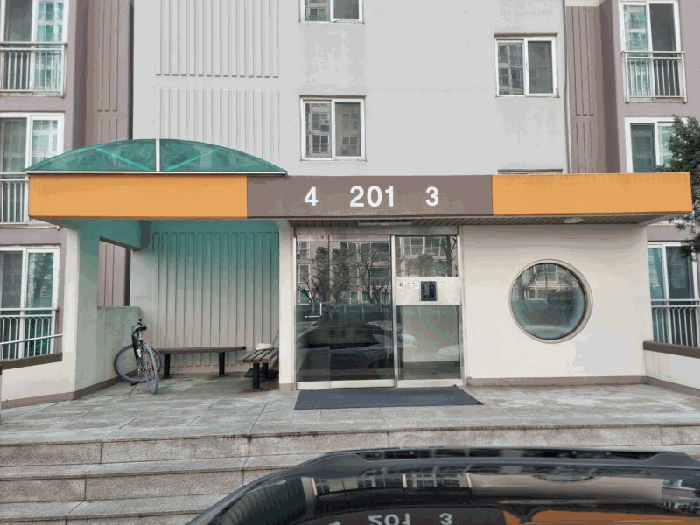 본건 출입구전경