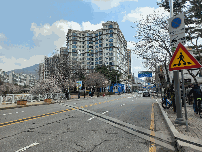 주위환경(서->동)’><br /><img src=