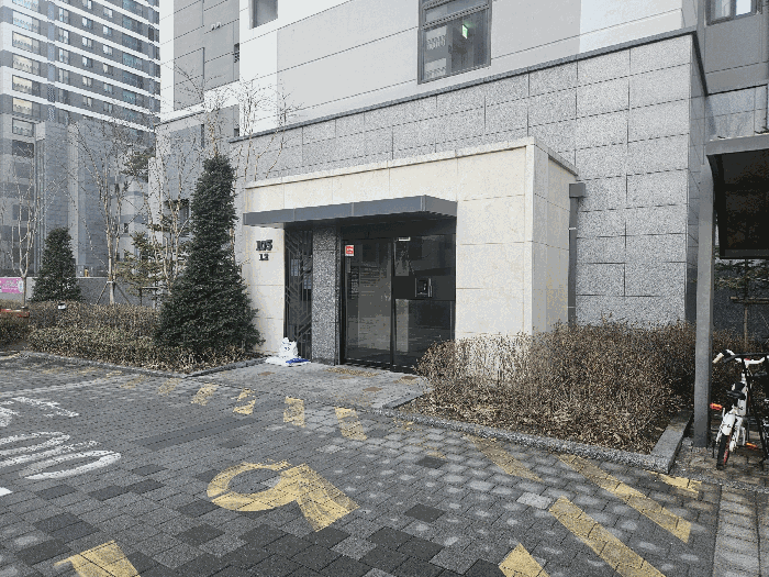 본건 건물 주 출입구