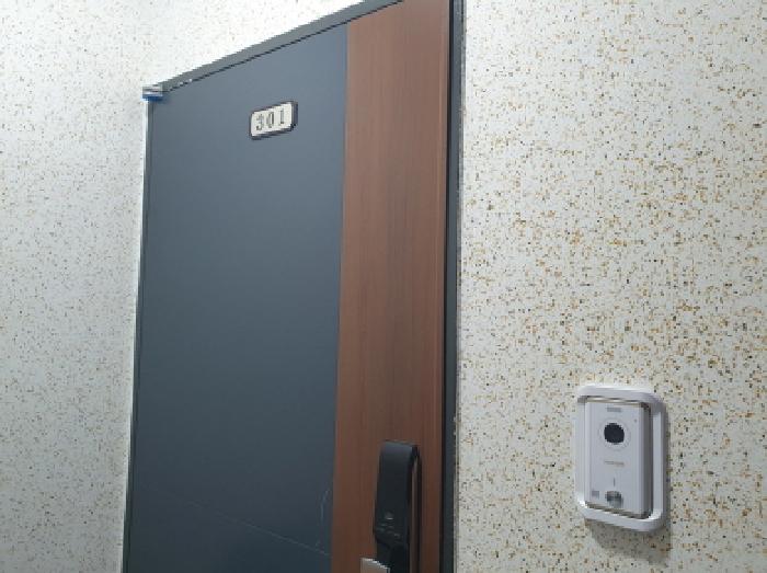 301호 출입문