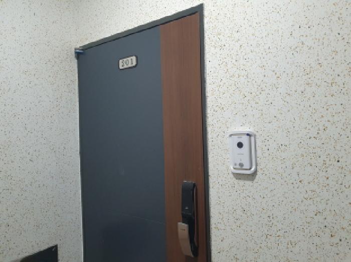 201호 출입문