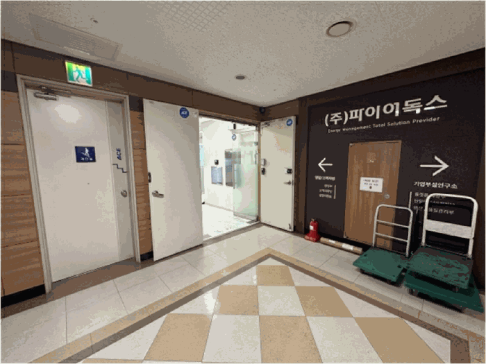 본건 출입문(1203호) 전경