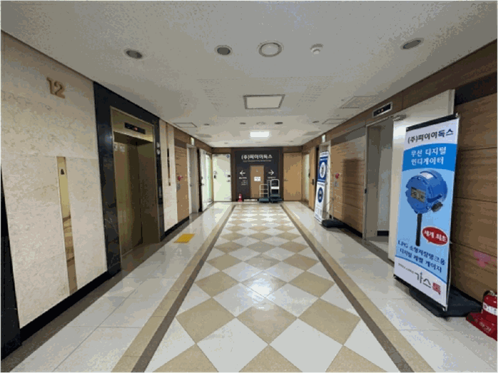 본건 건물 12층 복도 전경