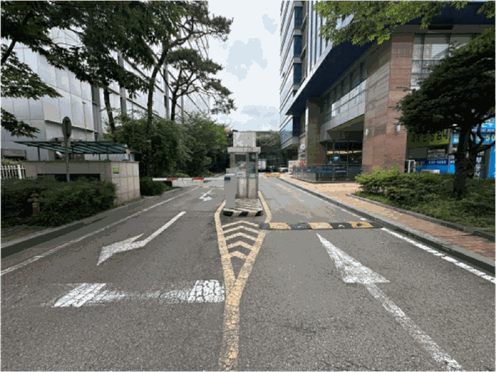 본건 건물내 지상 주차장 출입구 전경