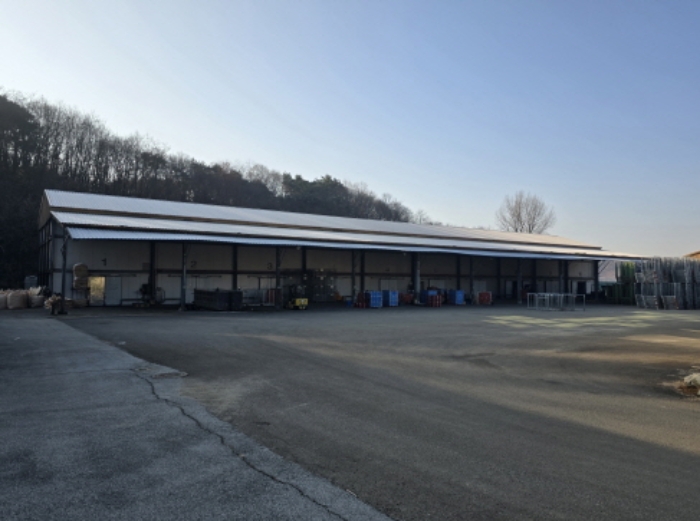 제시된 건물 단층 창고 전경