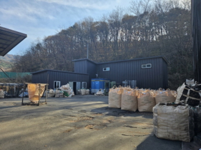 제시 외 건물 작업장 및 컨테이너 전경