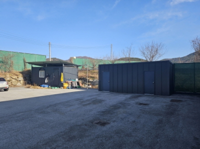 제시 외 건물 지하수 보관시설 및 컨테이너 전경