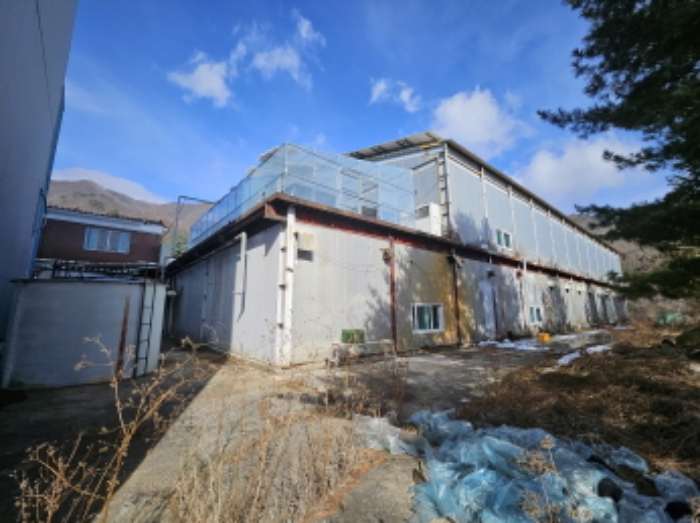 제시된 건물 버섯 재배사 전경 