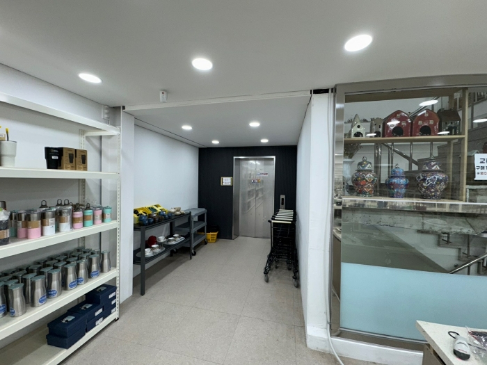 건물 내부 승강기 전경