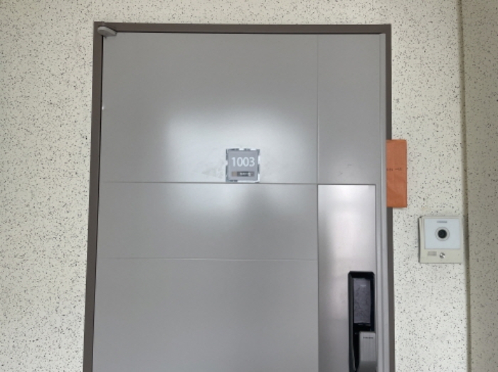 1003호 출입문